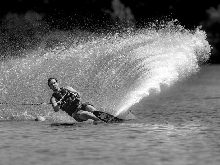 Wasserschi-Slalom schwarzweiß – Foto: Stefan Wachter